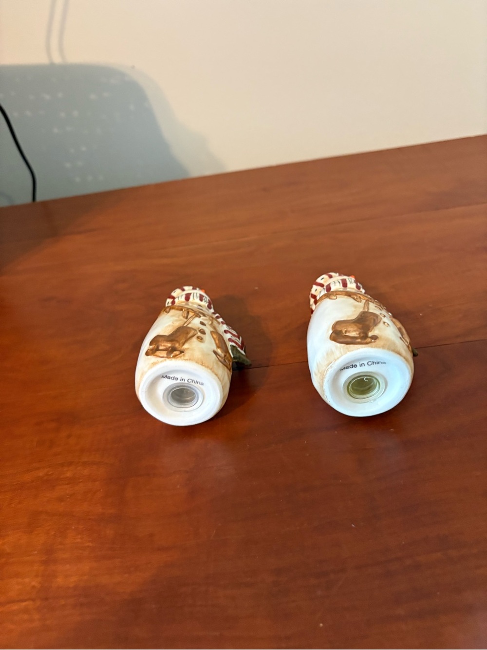 Cozy Snowman Salt & Pepper Shakers Christmas Kitchen Decor - Picture 6 of 6